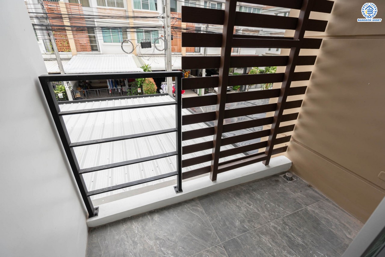 บ้านมือสองตกแต่งใหม่ ทาวน์โฮม 3 ชั้น ม.ทาวน์พลัส เพชรเกษม-บางแค เนื้อที่ 19.4 ตร.ว. ฟังก์ชัน 3 ห้องนอน 3 ห้องน้ำ จอดรถได้ 1 คัน รองรับทุกกิจกรรม บนทำเลเชื่อมต่อหลายเส้นทาง ใกล้จุดขึ้นทางด่วน "วงแหวน-กาญจนาภิเษก" และรถไฟฟ้าสายสีน้ำเงิน "สถานีบางแค"